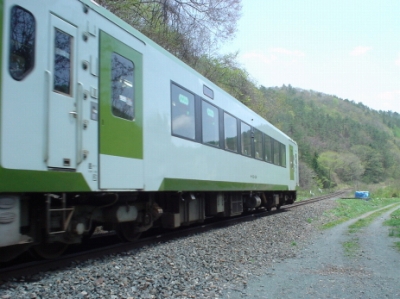 浅岸駅 列車通過
