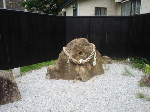 つなぎ温泉の由来となる石