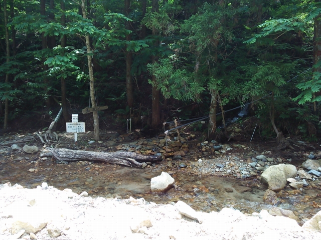 豪雨後の秋津神社湧水